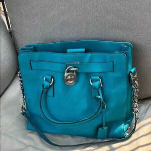 Elegant Teal Shoulder Bag with Chain Strap